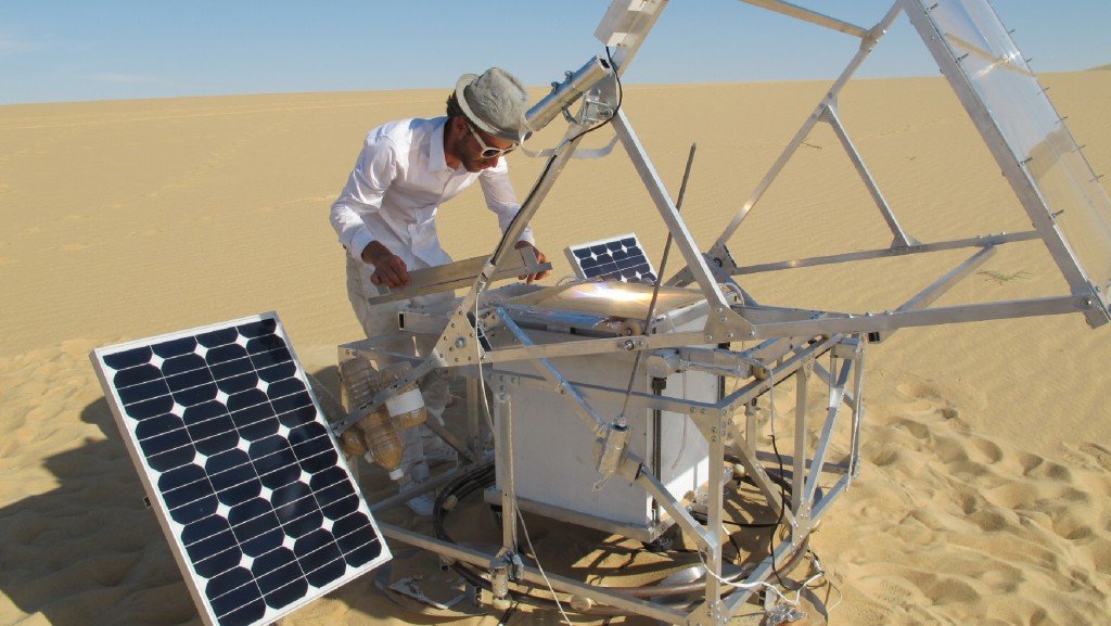 Markus Kayser all'opera nel deserto con il suo SolarSinter